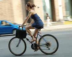 Frau mit schönen Beinen auf Velo