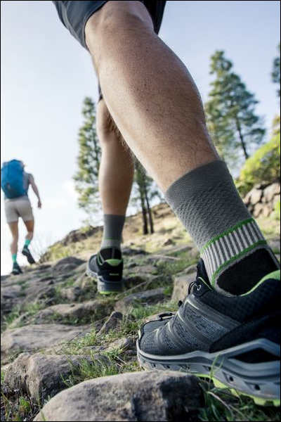 Knöchelhohe Wandersocken im Gelände