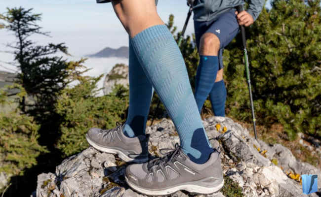 Outdoor Merino Compression Socks von Bauerfeind in ocean und sky