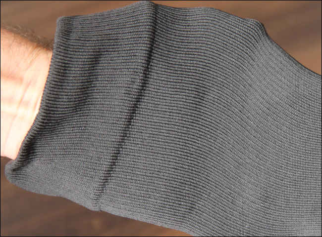 Detailaufnahme des Gestrick der Sigvaris Socken mit Blick auf den Bund