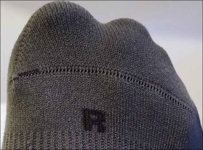 Makroaufnahme der anatomischen Fussspitze mit gekettelter Zehennat