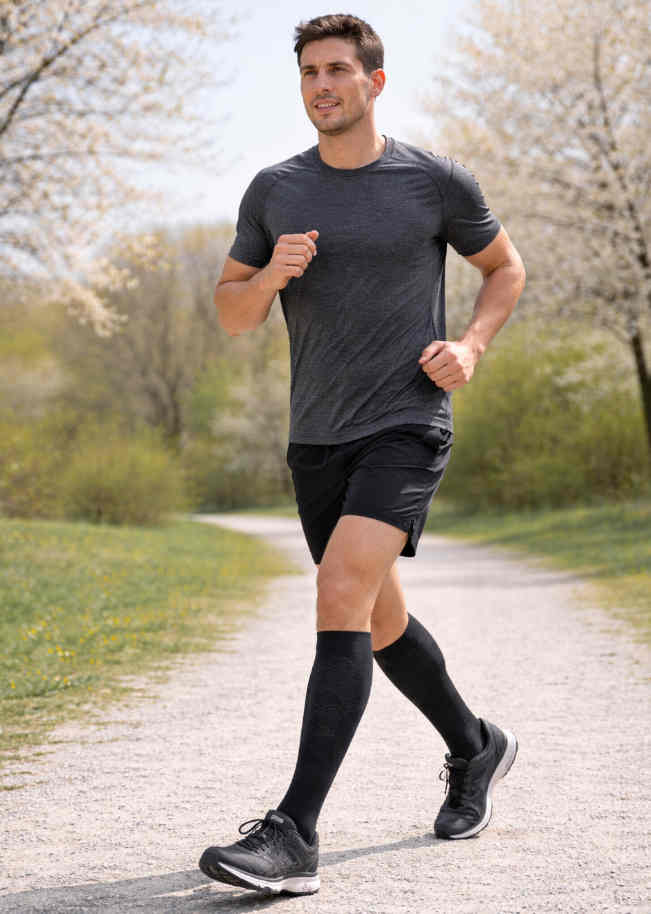 Die stylischen Laufsocken von Bauerfeind in schlichtem Schwarz